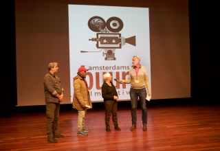 deelnemers vorig jaar op het podium bij het buurt film festival in Amsterdam