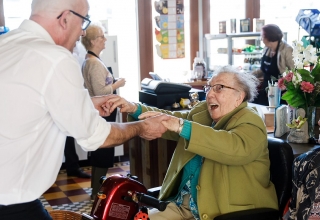 Strijd tegen eenzaamheid onder ouderen het Danspaleis