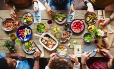 Groep mensen met eten op een tafel