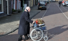 Man met rolstoel, Oude Singel Leiden